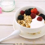 yogur co granola y frutas